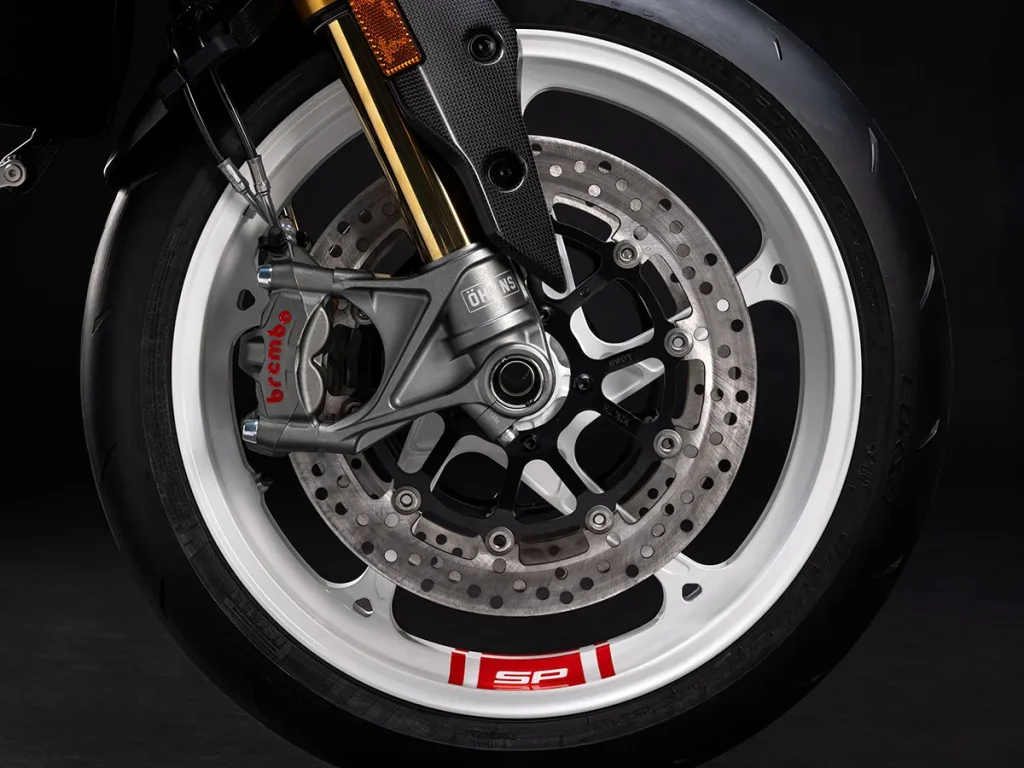 Hypermotard V2 SP 配备锻造铝合金轮毂,前后悬吊均由 Ohlins 提供完全可调