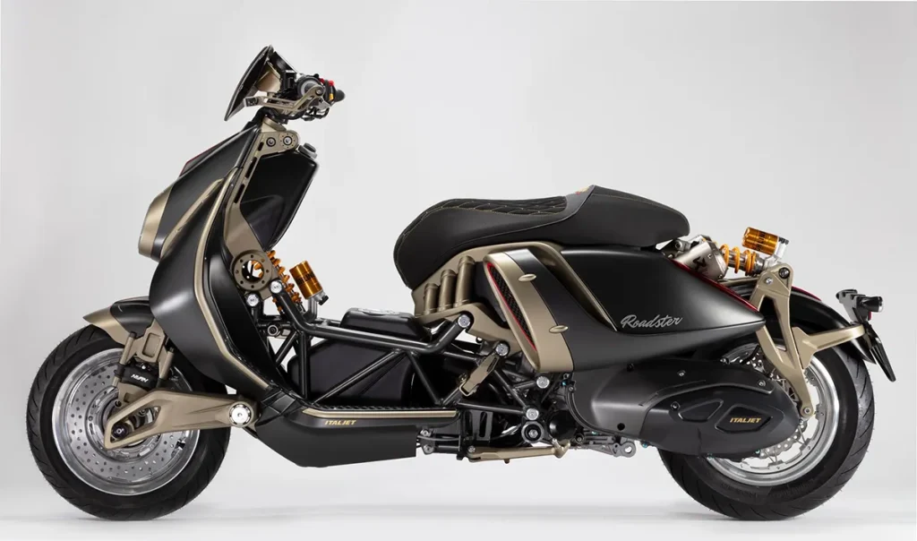 车身比例如“长轴距改装车”般修长,后轮外露于车身面板之外。煞车系统由 NISSIN 提供,搭配大尺寸碟盘与直接整合于转向机构的卡钳,展现极具实验性的结构设计。