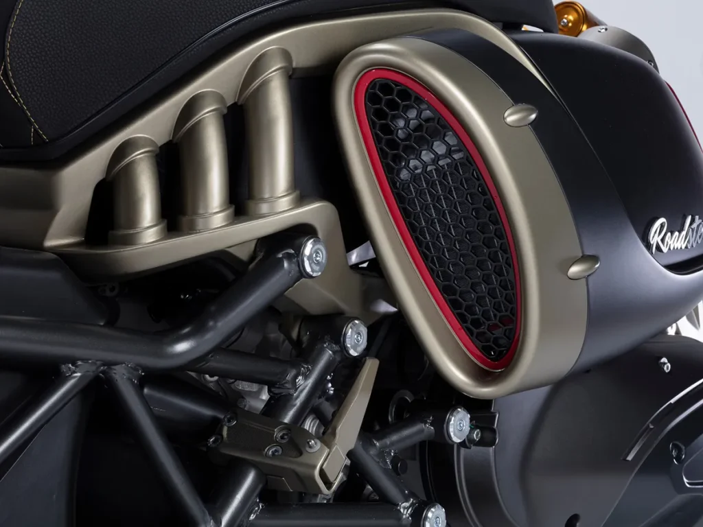 车身两侧的大型进气孔,会将气流导向侧置式散热器进行冷却。