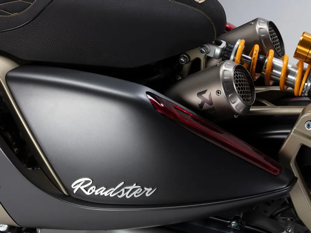 从座垫下方延伸出的 Akrapovič 双出排气管,与带有古典风格的侧盖形成鲜明对比。