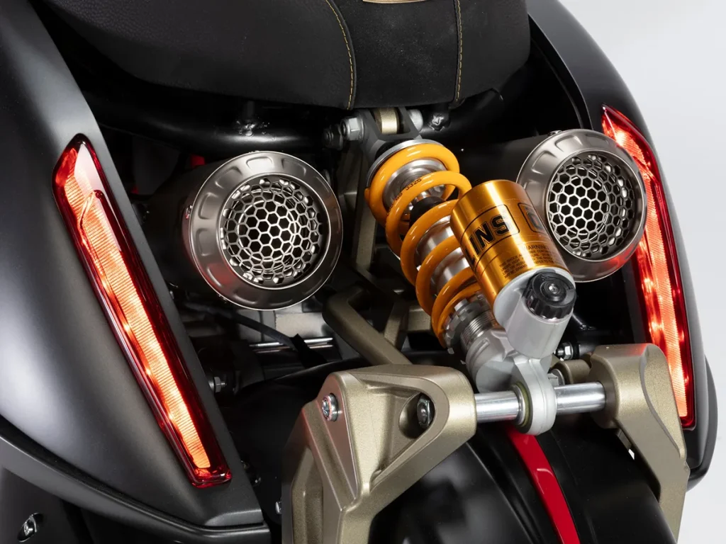 后避震同样采用 Öhlins 制品,并透过大型连杆机构安装在 Akrapovič 双出排气管之间。