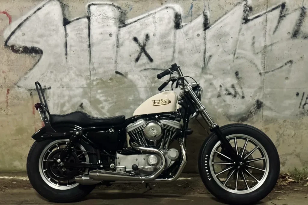 由 BRATSTYLE 改装的Harley-Davidson XL1200S（Sportster）也是珍珠白色