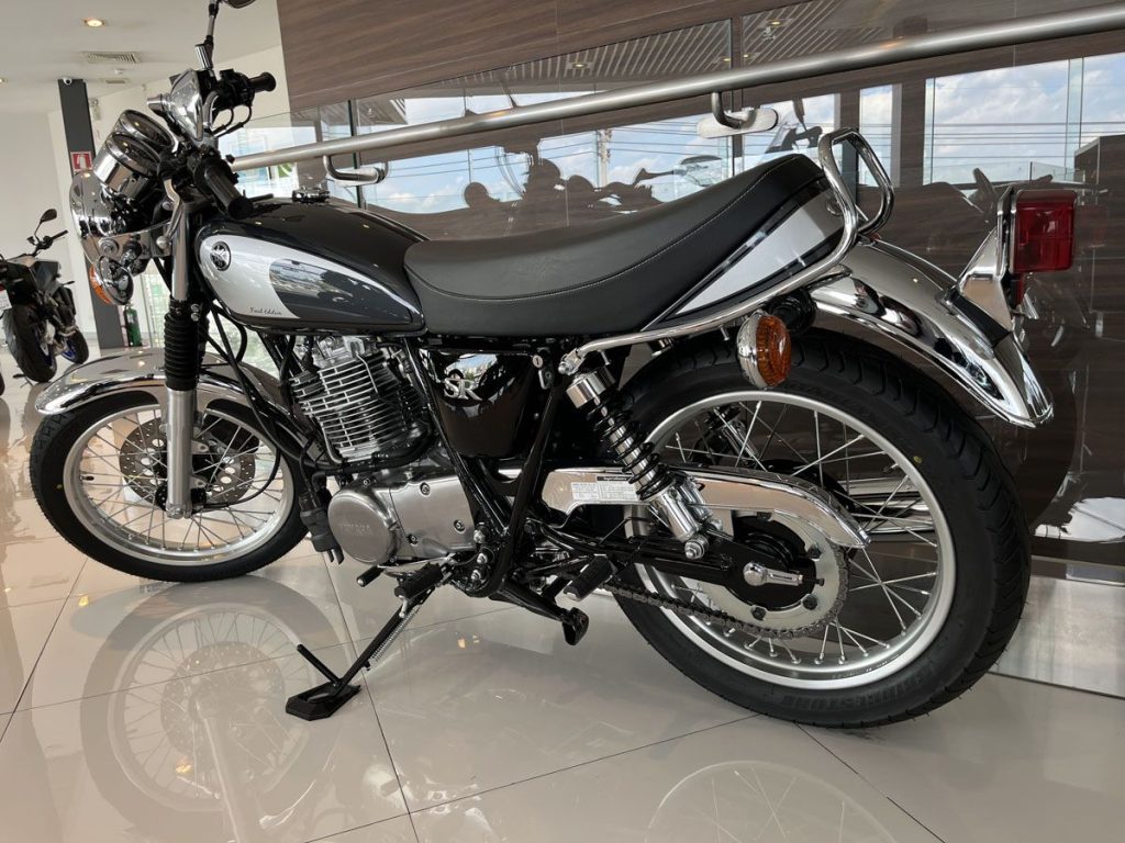 這是泰規 Final Edition 的另一個配色：深灰金屬色（Dark Gray Metallic），同樣也曾出現在日規的 Final Edition 中。