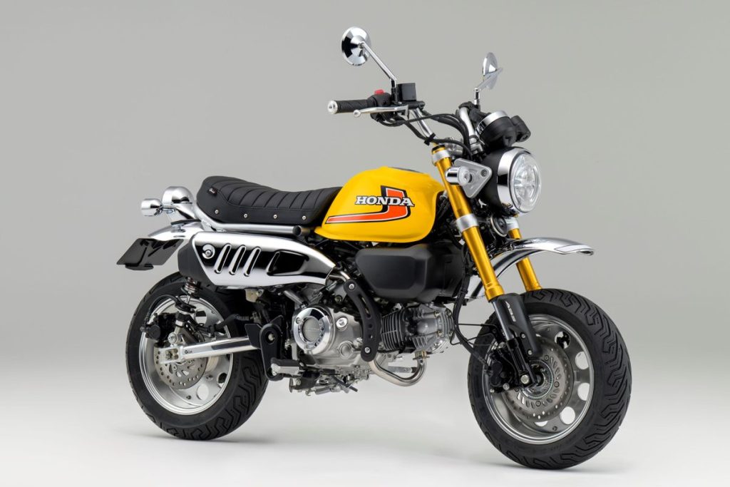 展位內的商店裡陳列著一輛訂製版的Monkey 125。它的圖案讓人想起20世紀70年代的“4L Monkey”