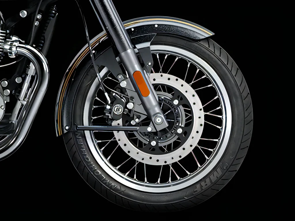 制动部分为前 320mm 碟盘搭配双活塞卡钳,前叉采用 43mm Showa 正立式前叉,提供稳定的操控表现。