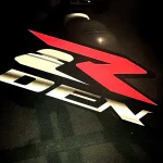 獨家！Suzuki「DEN-RACE Solo」R 型錄曝光｜腎上腺素25m 極速直線賽