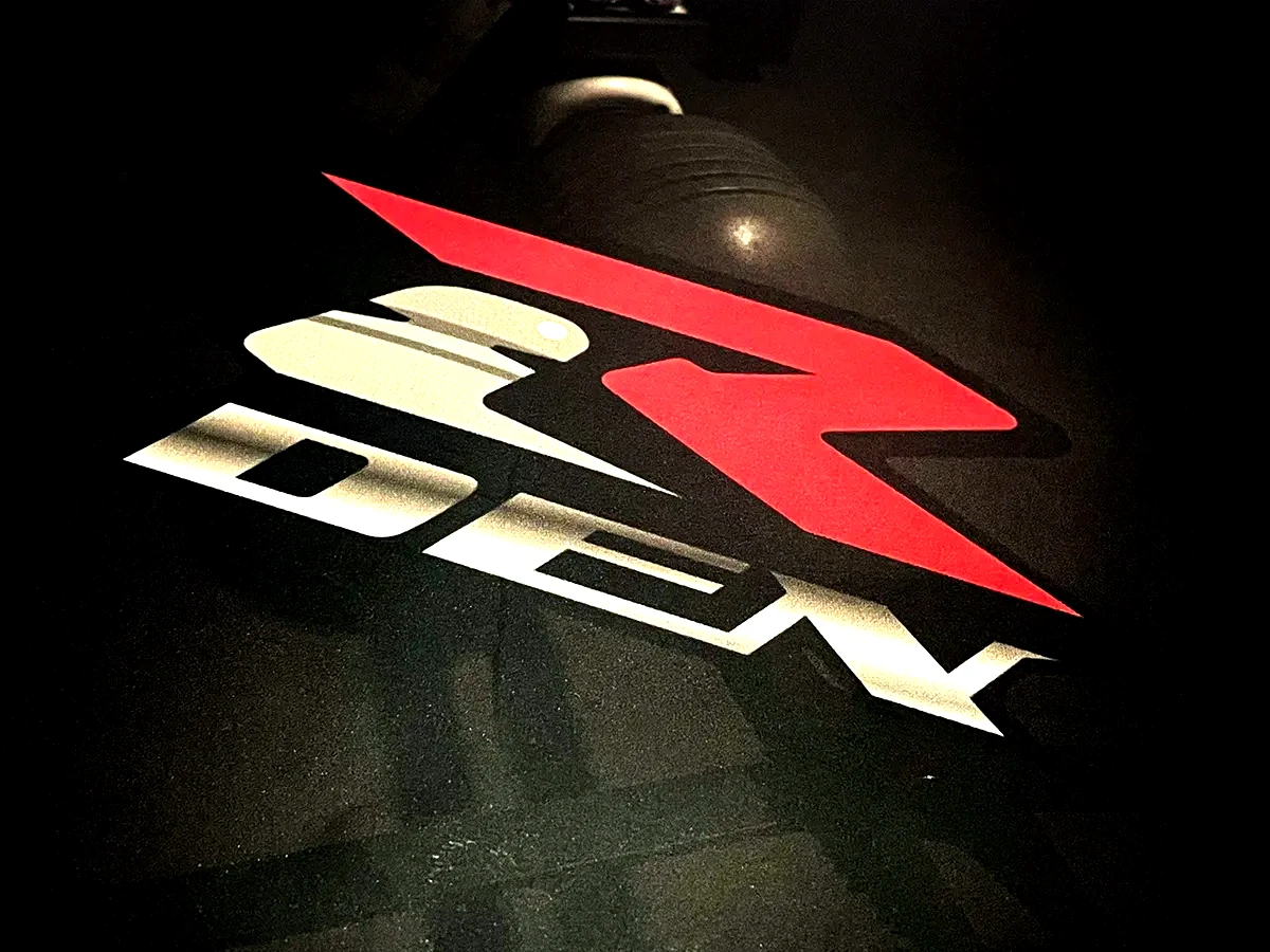 獨家！Suzuki「DEN-RACE Solo」R 型錄曝光｜腎上腺素25m 極速直線賽