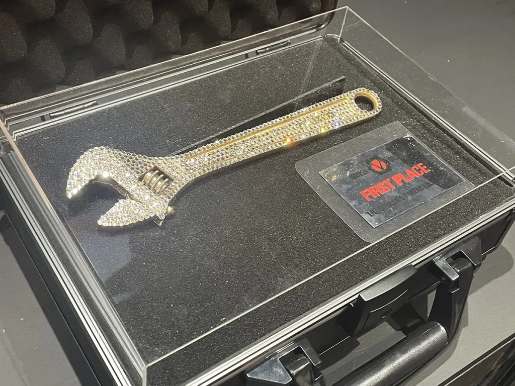 镶钻的扳手奖杯象征著在这场独特比赛中获得第一名的荣誉。