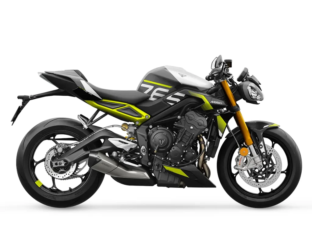 车色为“矿物灰(Mineral Grey)/水晶白(Crystal White)”,搭配鲜明的 Triumph Performance Yellow 后副车架与轮框饰线。