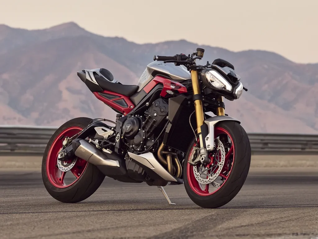 “Street Triple RX”的低趴设计,用“战斗感十足”来形容再贴切不过。