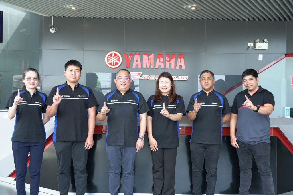 協助本次車輛拍攝的 Yamaha Riders' club Kaset Nawamin 及其工作人員。從店內的高級氛圍，也能感受到大型重機（電單車)在當地市場的高級定位。