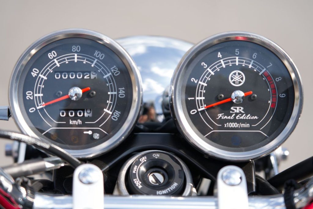 儀表採用與日規限定 1000 台Final Edition Limited 相同的黑色錶盤設計，轉速錶內也印有「Final Edition」字樣。