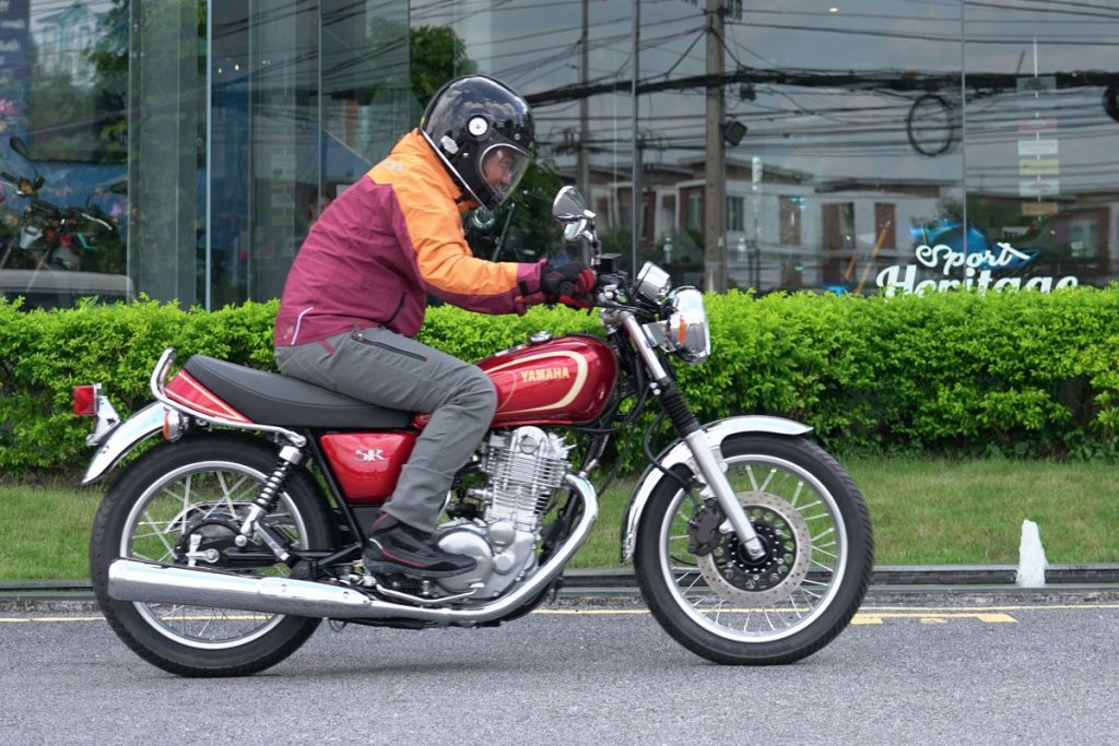 泰規 SR400 依然展現出與日規相同的輕快行駛動態表現，且只要腳踩(一發)就能順利啟動引擎。