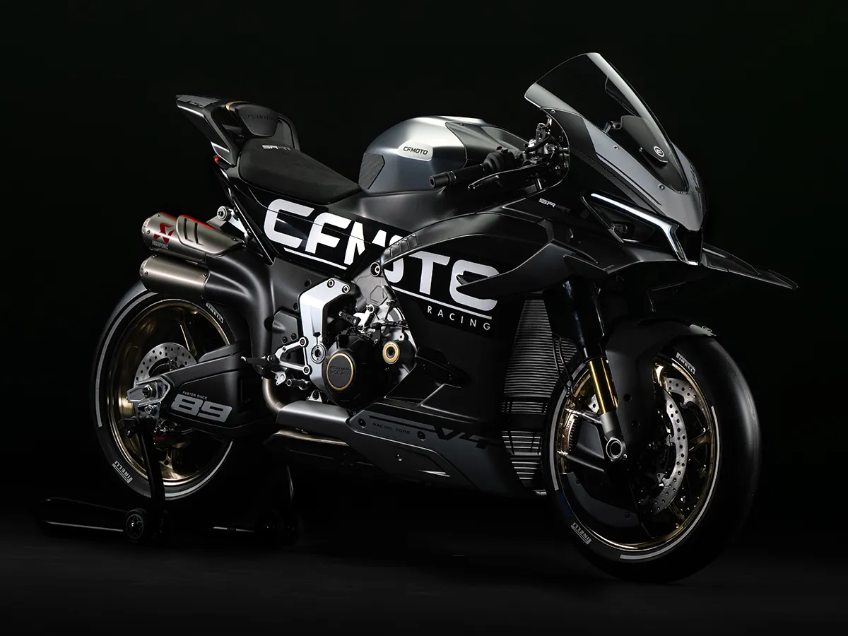 【EICMA 2025 速報】CFMOTO 公升級超跑 V4 SR-RR 震撼登場！搭載「自動可變定風翼」！