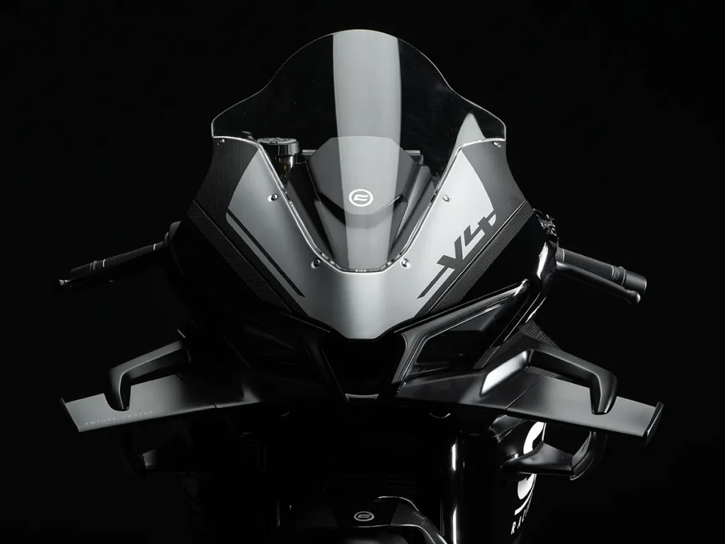 安裝在前整流罩上的大型機翼被稱為“主動式空氣動力學機翼”，它可以根據速度和駕駛條件自動調整角度