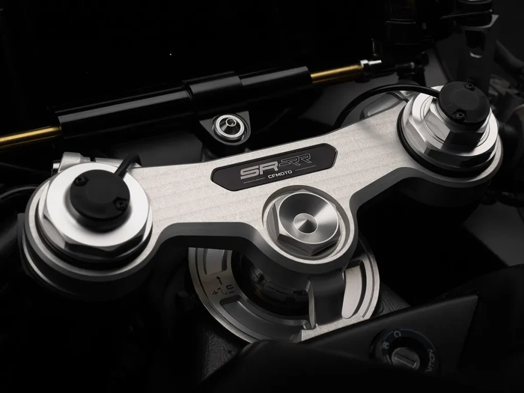 據說該懸吊為電子控制主動懸吊，在上軸前方可以看到轉向阻尼器