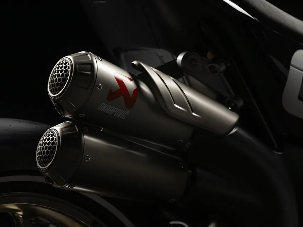 它將配備 Akrapovic 鈦合金排氣系統，從隔熱罩的形狀來看，它似乎是街道版的