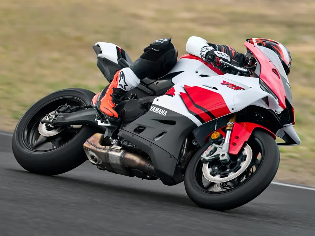 2026 年 YZF-R 系列將採用 2025 年荷蘭 TT 賽事上發布的 70 週年紀念塗裝