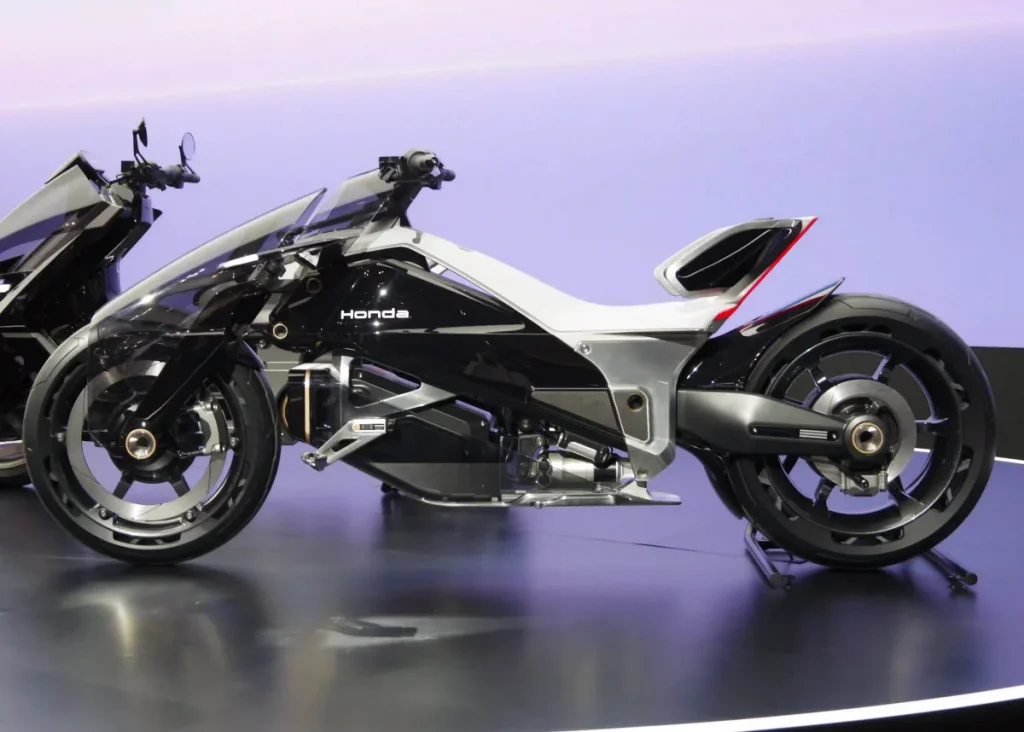 EV OUTLIER Concept（Outlier 概念車）。車身以半透明面板覆蓋，呈現流線造型，車體低且修長。前段包覆式的造型讓人不禁聯想到《AKIRA阿基拉》的“金田機車”。