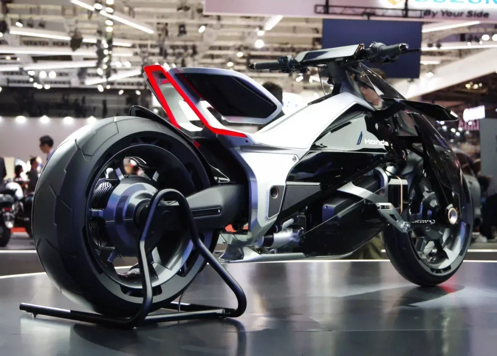 造型概念為「非常規之美」，整體風格大膽前衛。原本引擎區域改為電池與控制系統分離配置（見下圖）。