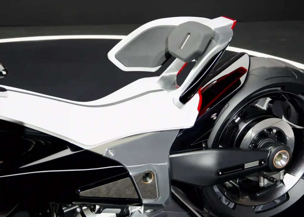 桶形座椅能支撐強大加速力道，採伸手、依靠後背的放鬆騎乘姿勢。