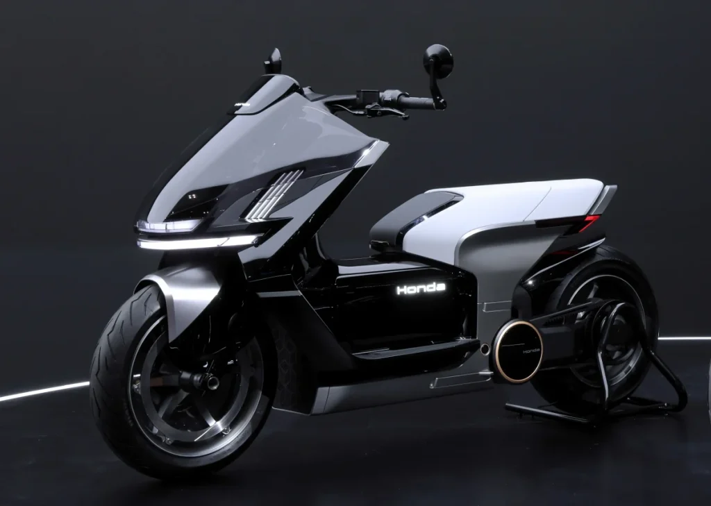 2024 年在 EICMA 發表的 EV Urban Concept（左）本次也一同展出，造型偏向速可達系列。