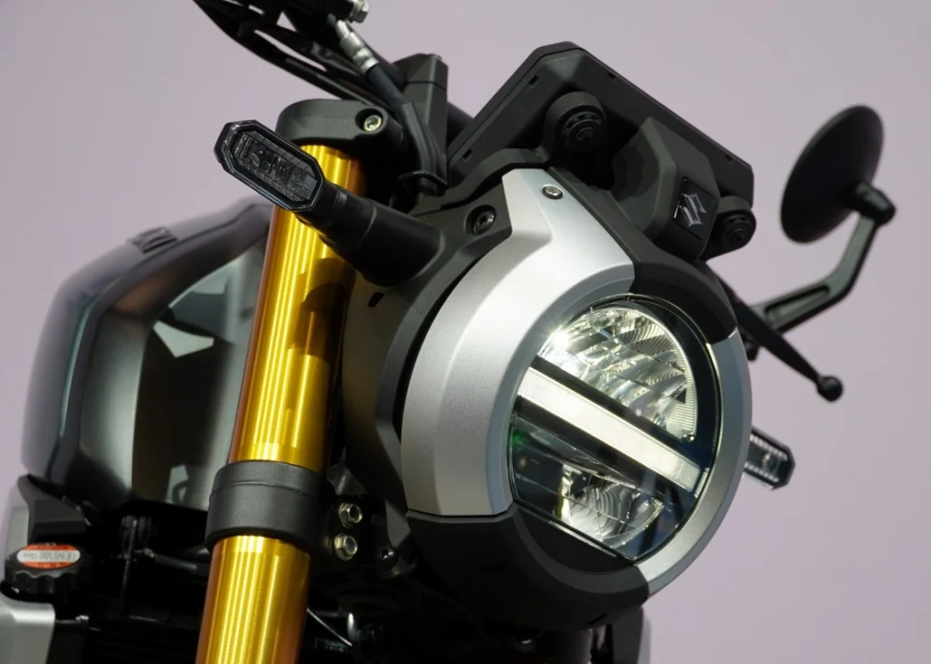 8TT的引擎罩呈深方形。其燈組與8T相同,但由於不符合位置燈的規定,因此使用方向燈作為位置燈