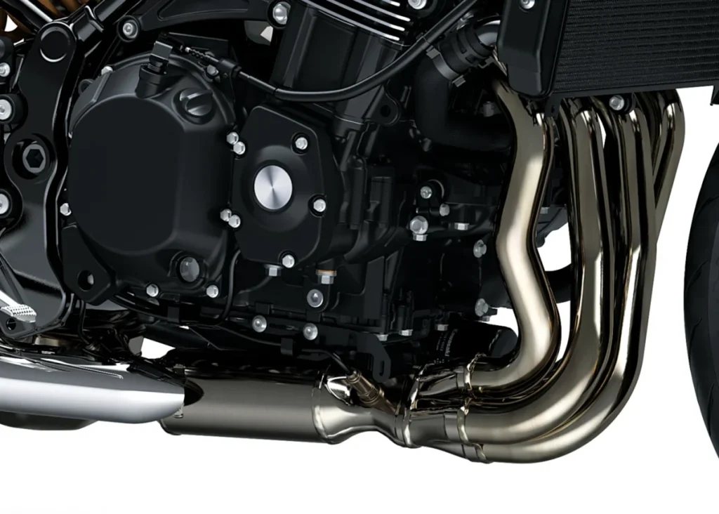 Z系列車型改進了排氣管形狀,使其向前突出。此外,預燃室尺寸縮小,並增加了一個副催化器。排氣系統為四合一設計