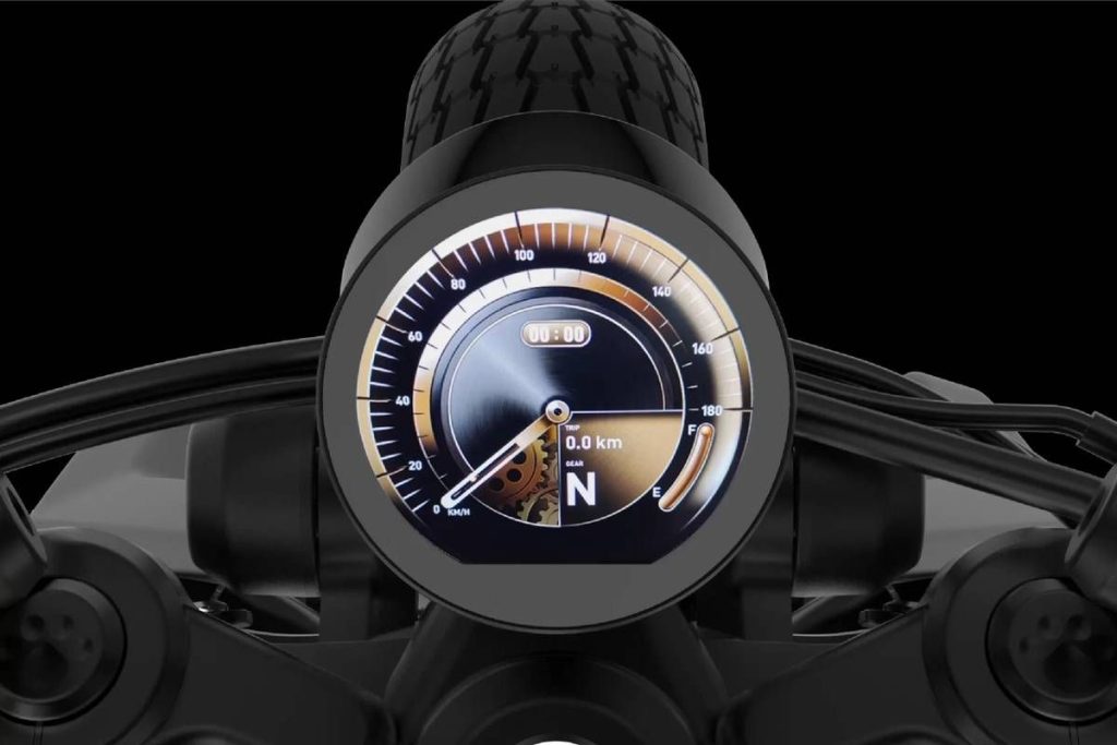 儀表為圓形單眼 LCD 設計,並具備循跡控制系統。