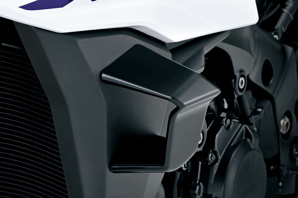 基本造型为“コ字型”（U 字型），但上方角落采用尖锐棱角设计。