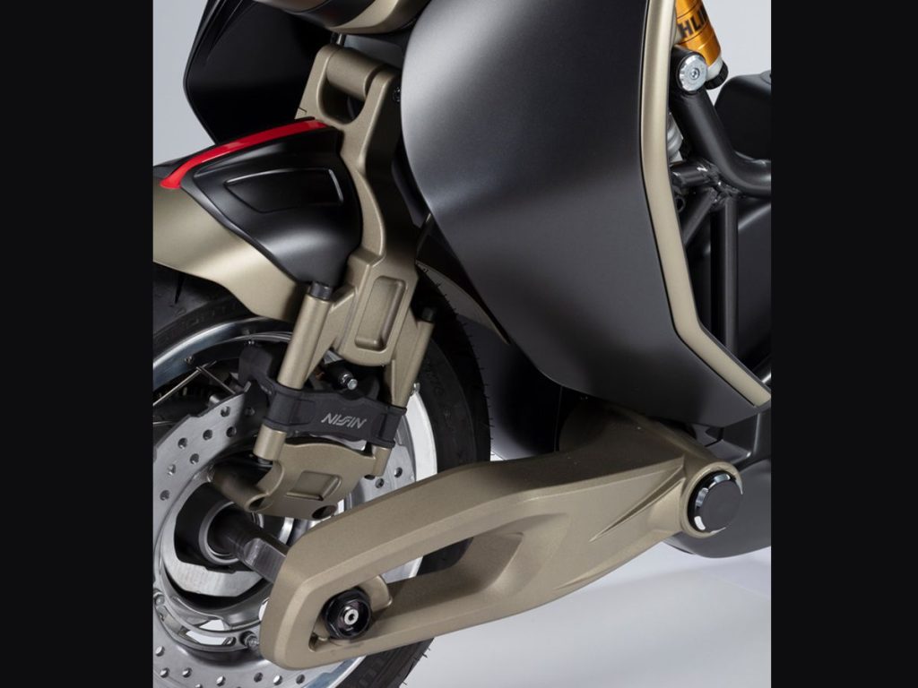 从车把延伸至前轮轴心的转向连杆,采用极具创意的设计,直接跨过径向卡钳,可说是相当前卫的结构。