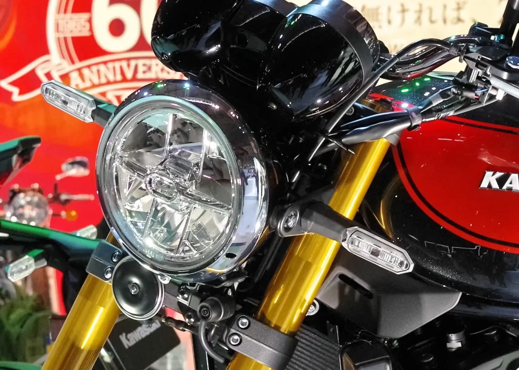 Z900RS 採用直徑 170 毫米的頭燈和單喇叭,據信比 CB 的要小。透鏡內部被分隔成六個腔室,四個用於近光,兩個用於遠光,但這種設計使得整個大燈始終看起來處於點亮狀態。方向燈位於頭燈旁