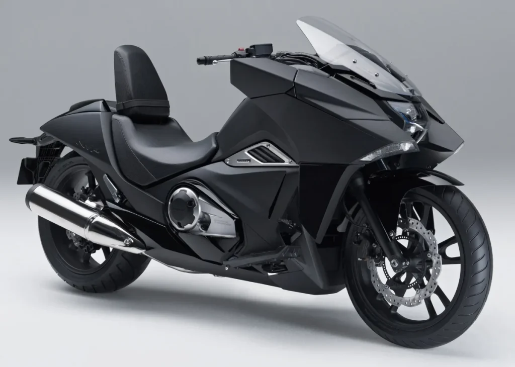 2014 年登場的 NM4 也以未來感設計引發話題，搭載 745cc 直列雙缸與 DCT，具備強勁加速感的巡航車款。