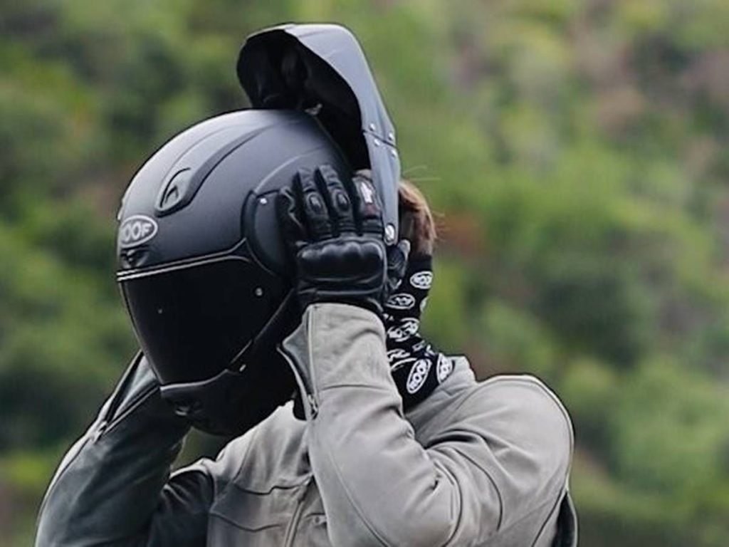 穿脱帽体时，手套和眼镜都可以保持佩戴不必取下。真正实现快速上下车的体验！