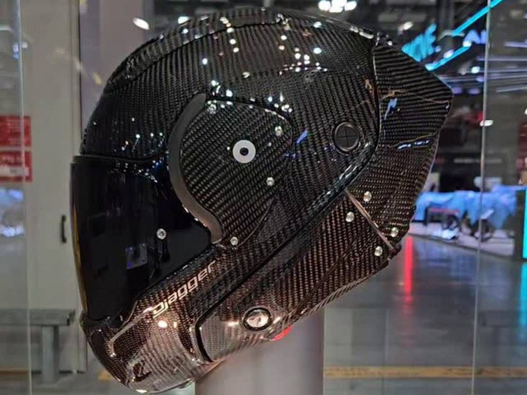 EICMA 2025 (米兰车展)中首次亮相的“DJAGGER”。外观上就像是一顶普通的碳纤维全罩式安全帽。