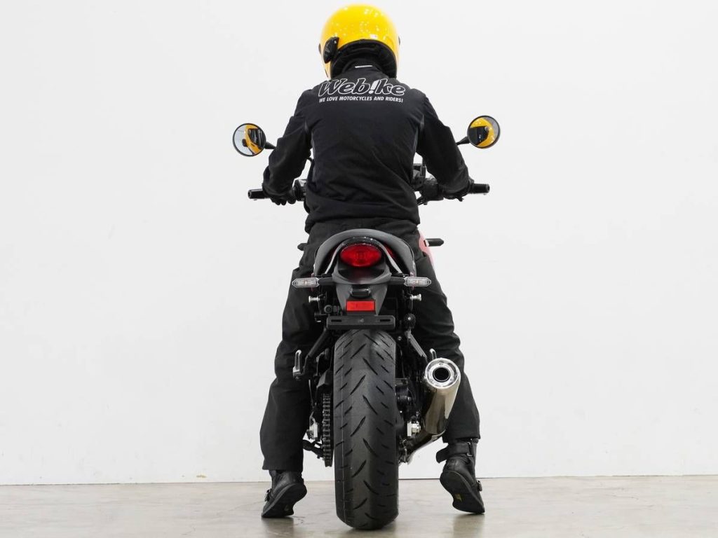 座墊寬度沒有改變，因此雙腳著地表現與舊款相近。