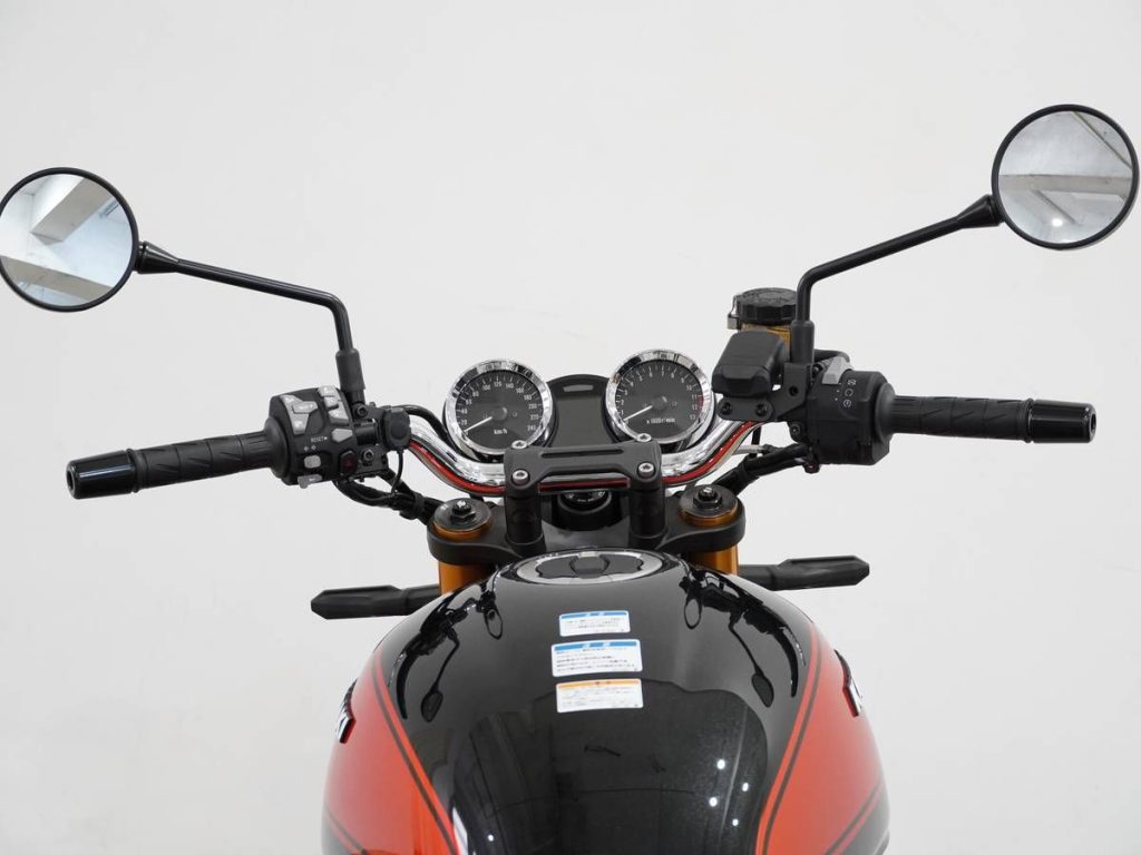 把手位置降低且更靠近身體，讓個子嬌小的騎士更容易操控。