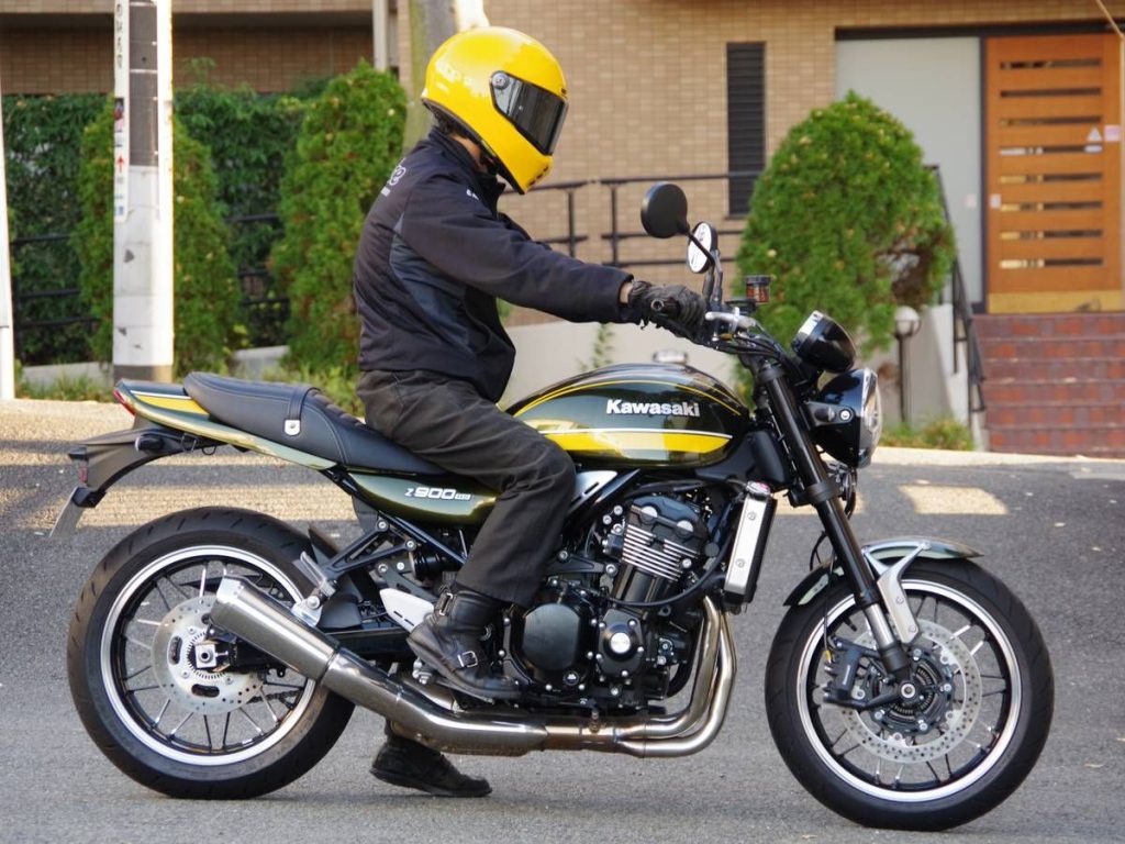 身高 165cm、體重50kg 騎士實測舊款Z900RS：單腳落地也很穩。