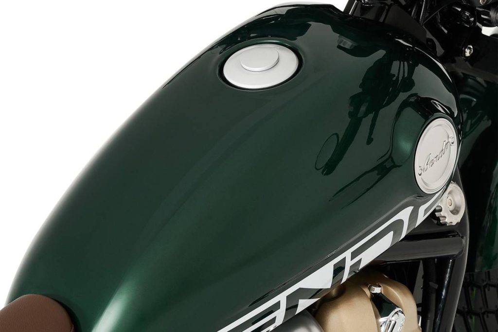 油箱容量為 9.5 公升,兩側帶有品牌徽飾,共提供 5 種車色。