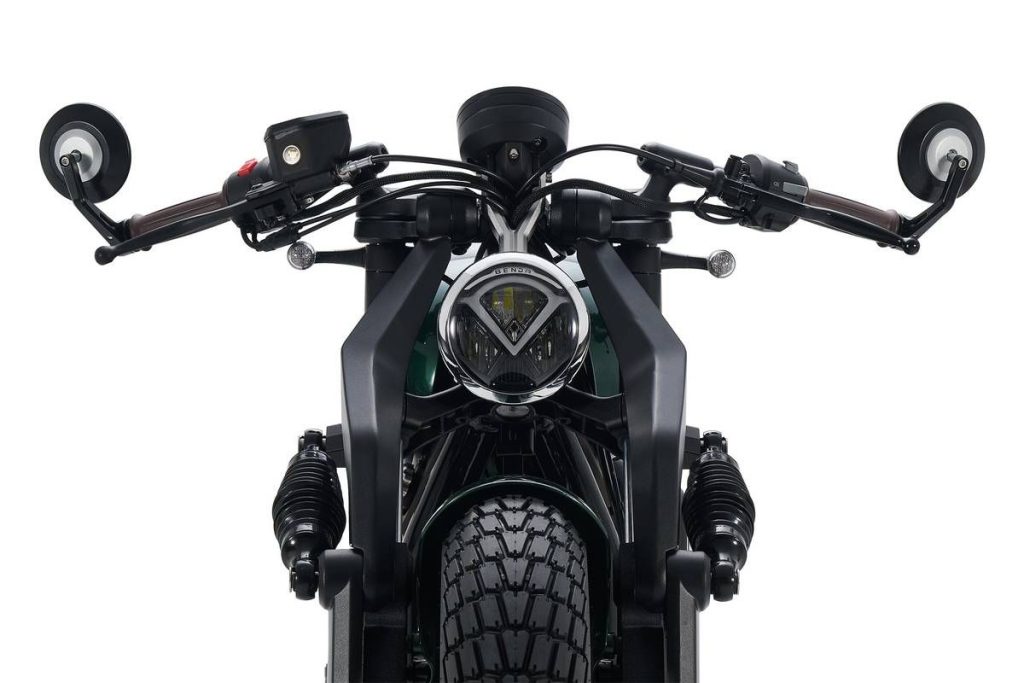 前懸吊採獨特結構,由Telescopic 潛望式正叉搭配大型鋁合金支架與外露避震器組成。