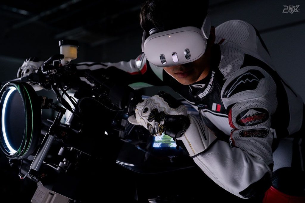 四輪模擬器多數是在前方設置大型螢幕,而 2X 則採用頭戴式顯示器(HMD)。