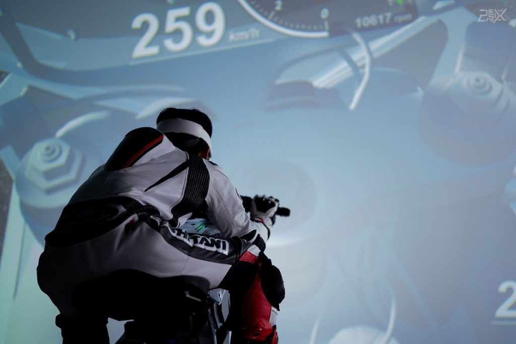 跨坐在仿真車體的裝置上,可體驗如同實際騎乘感受的「2X Realistic motorcycle simulator」。