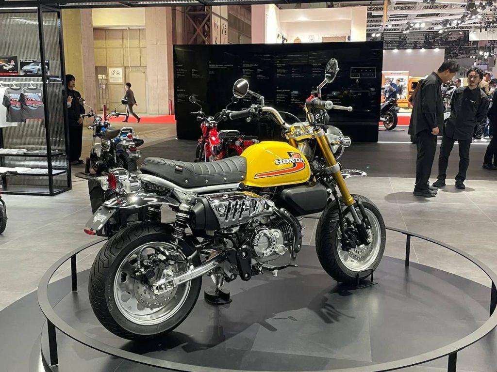 值得注意的是帶有鉚釘的 Tuck-roll 毛毛蟲坐墊,以及 Z50 風格的輪框。