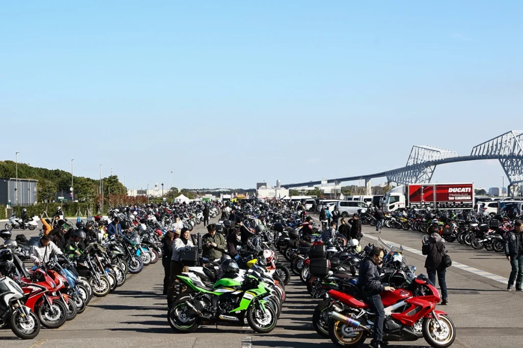 本屆 Webike Festival 共吸引約 6,000 名參加者,成排摩托車與門戶大橋的景象令人印象深刻。