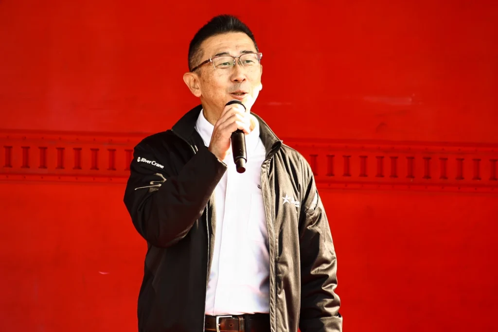 Webike Rivercrane 代表取締役 信濃孝喜 上台致詞,向所有參展單位與來場者表達感謝。