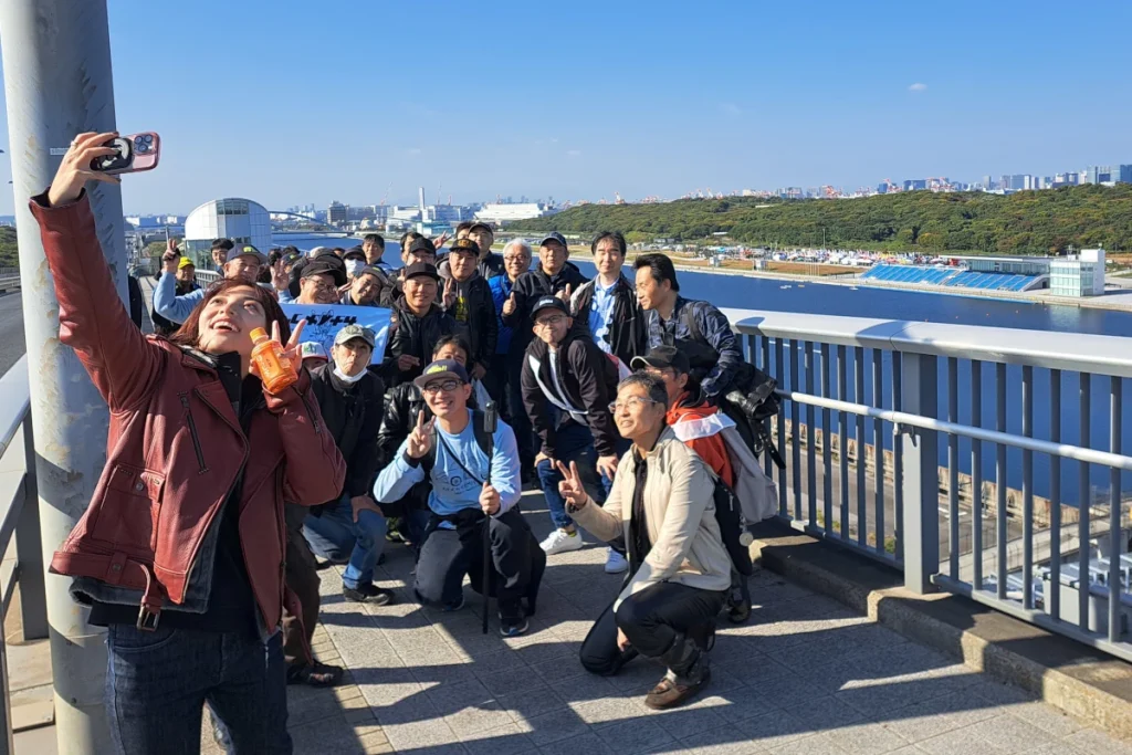 門戶大橋步行導覽活動吸引大量騎士參加,得以慢速欣賞平時匆匆駛過的橋上風景,拍攝活動也相當受歡迎。