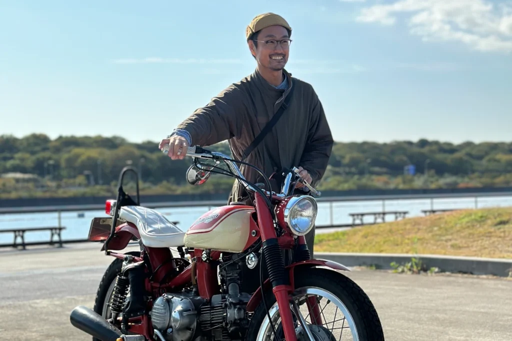 「みんなの単気筒」主理人 トモ・トモダ 騎乘義大利製 Harley-Davidson——Aermacchi SPRINT到場。