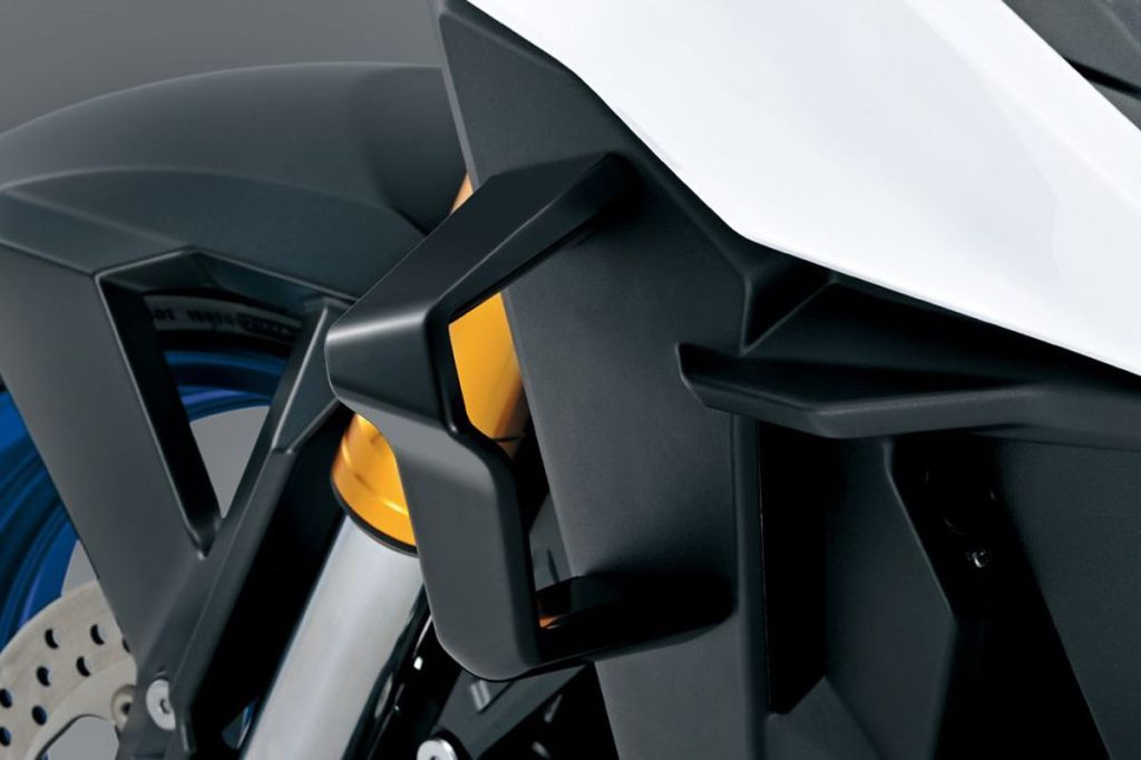 锐利的边缘向车尾后方逐渐变宽；其后方的鳍片则是从初代车型起就已配备的设计。