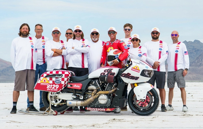 以310.4公里/小時的速度打破了雙缸電單車在博納維爾的速度紀錄