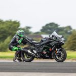 創造了203.2公里/小時的車把式前輪離地速度新紀錄